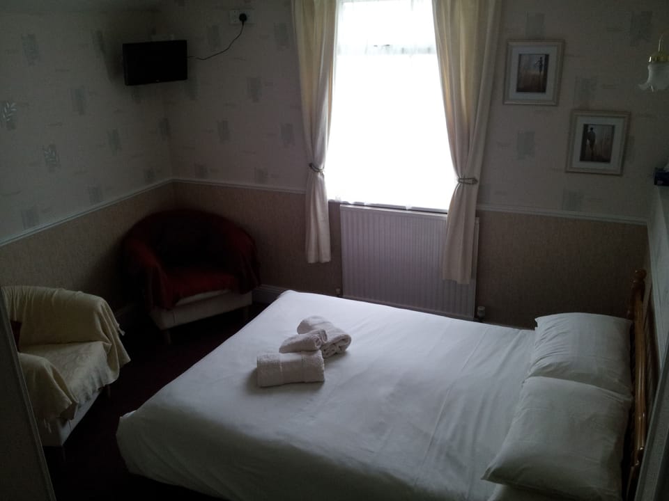 Double Room, Ensuite | Iron/ironing board, free WiFi, bed sheets