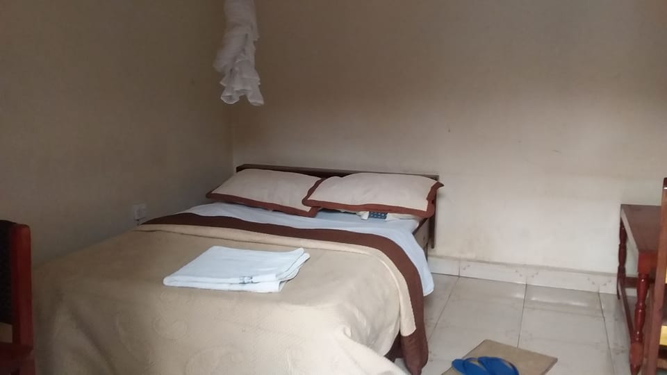 Single Room | Desk, bed sheets