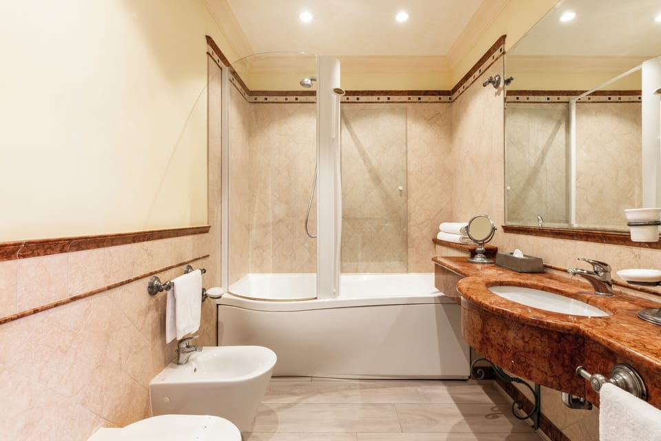 Exclusive Suite Deluxe with Living Area, Private Terrace, Lake View | Bathroom | Free toiletries, hair dryer, slippers, bidet