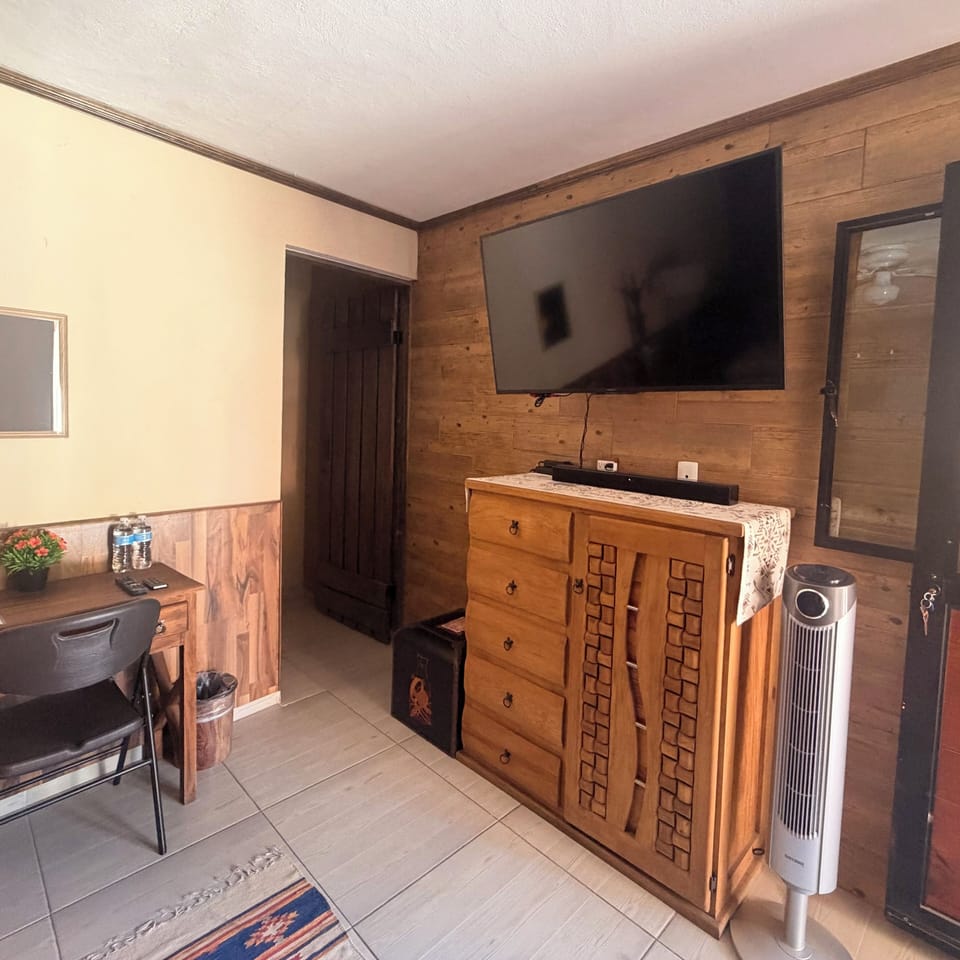 Habitación Queen Size | Down comforters, individually decorated, individually furnished, desk