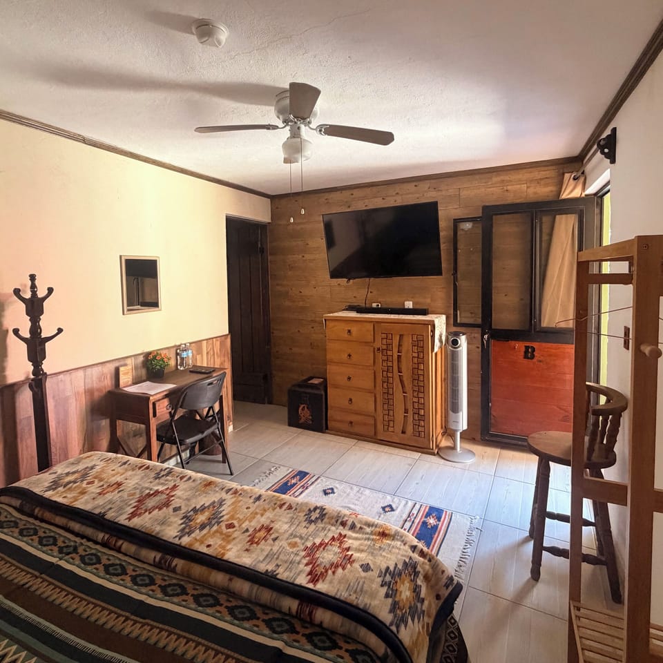 Habitación Queen Size | Down comforters, individually decorated, individually furnished, desk