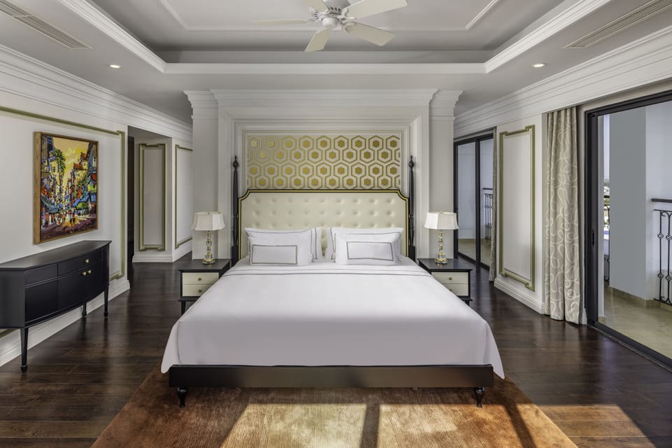Presidential Suite | Minibar, in-room safe, desk, blackout drapes