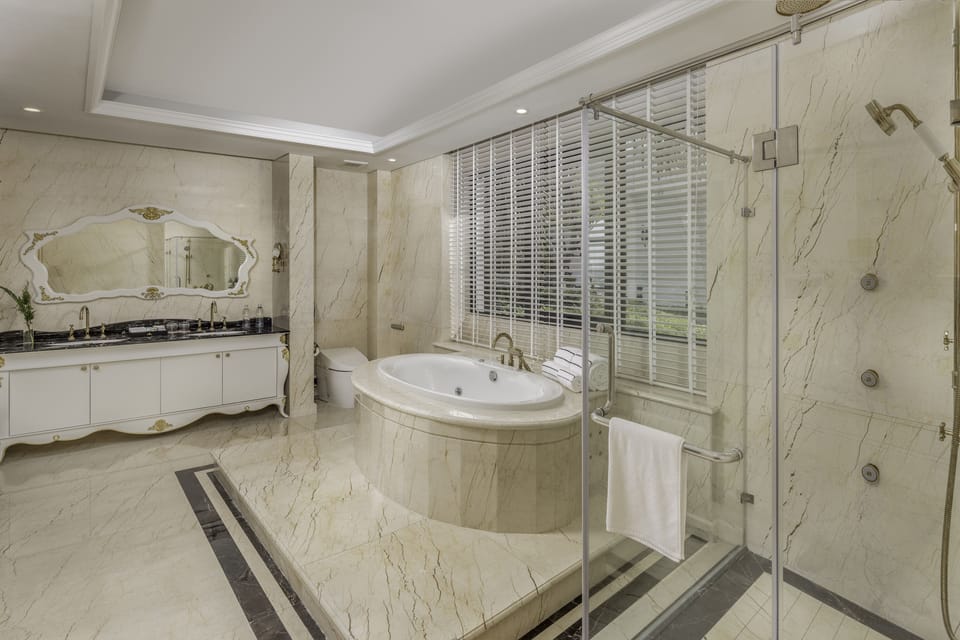 Presidential Suite | Bathroom | Combined shower/tub, rainfall showerhead, free toiletries, hair dryer