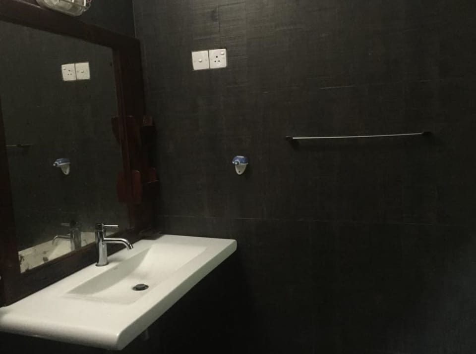 Double Room | Bathroom | Shower, free toiletries, bidet, towels
