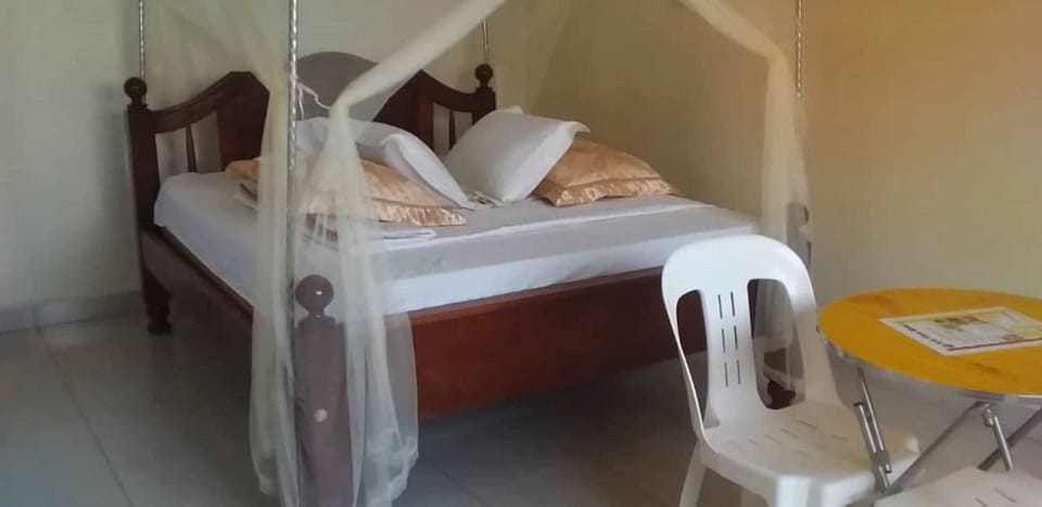 Single Room | Desk, bed sheets