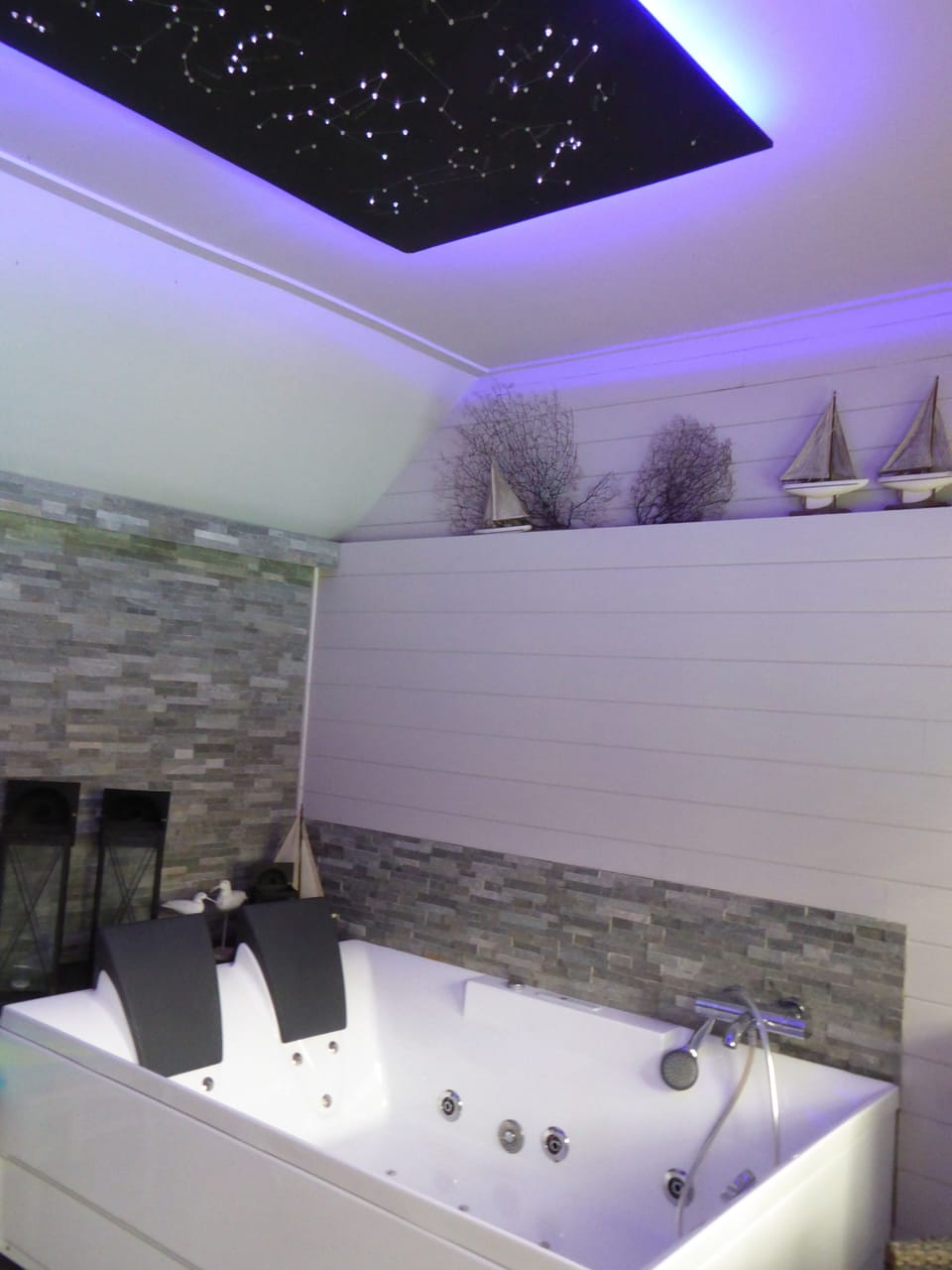 Sauna, hot tub, steam room