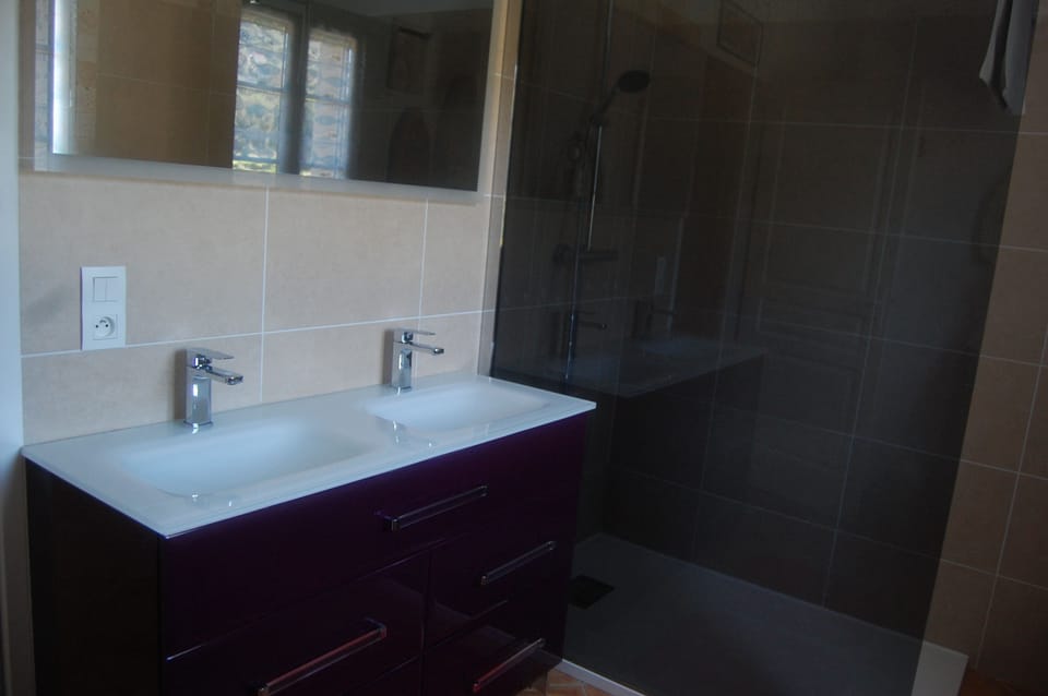 Bathroom sink