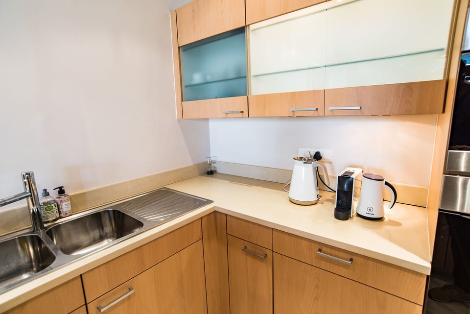 Classic Apartment | Private kitchen | Full-size fridge, microwave, oven, stovetop
