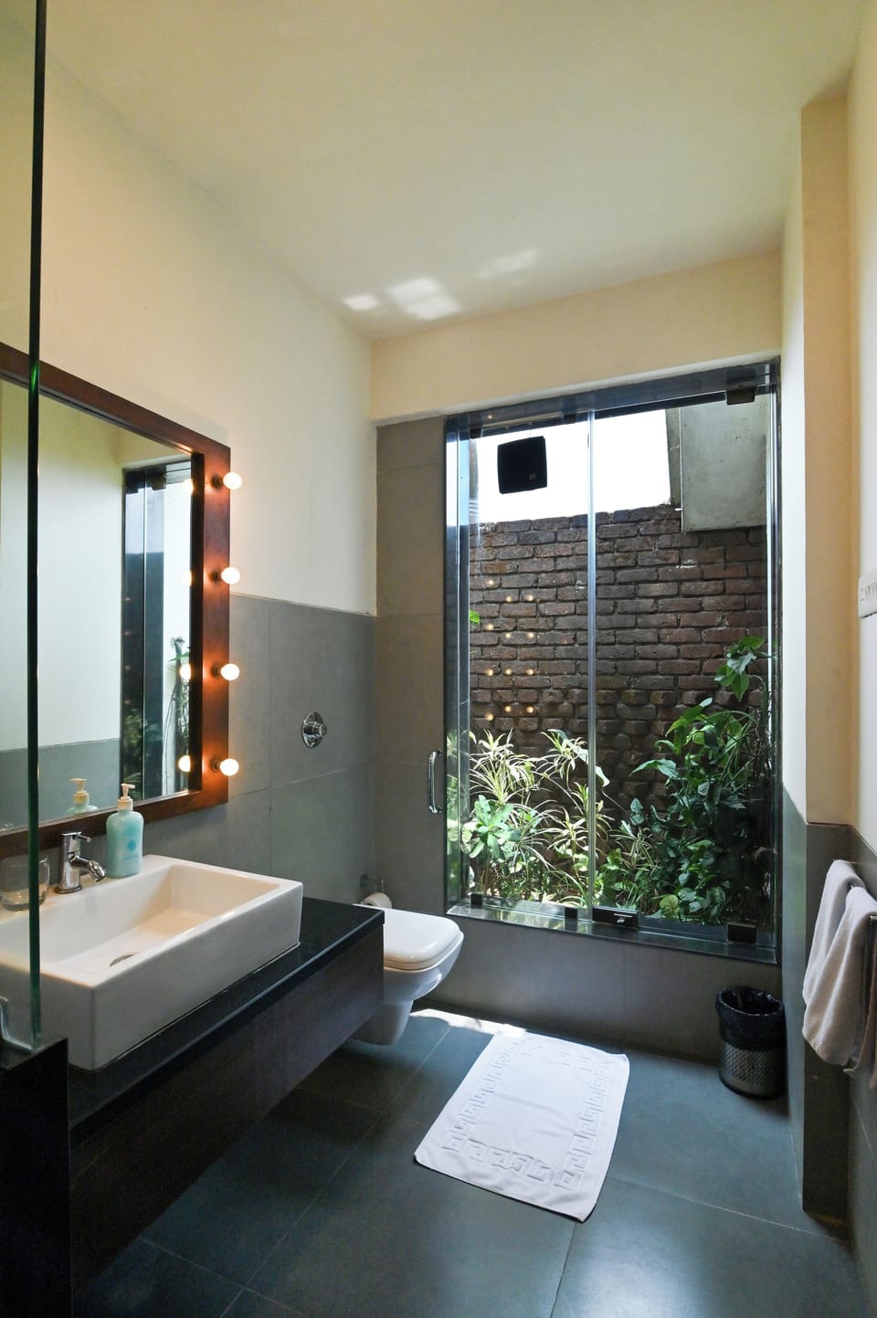 Courtyard Room | Bathroom | Shower, rainfall showerhead, free toiletries, towels