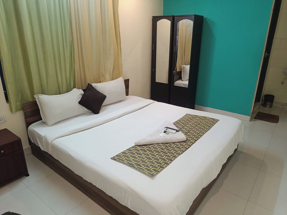 Deluxe Double Room | Down comforters, desk, laptop workspace, free WiFi