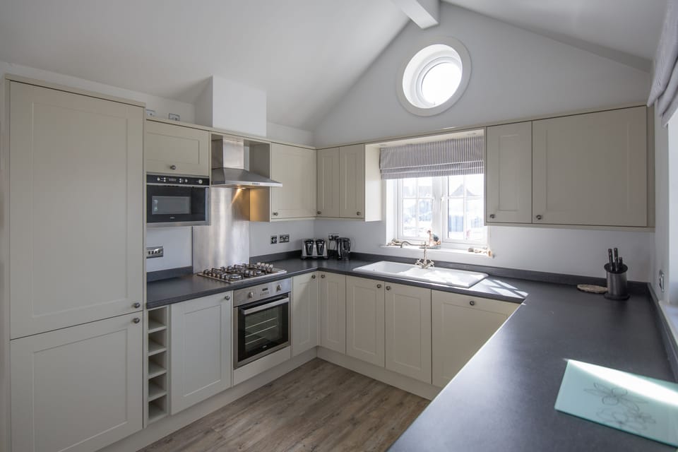 Full-size fridge, microwave, oven, stovetop
