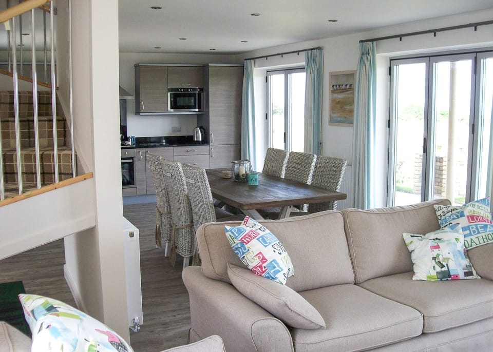 Premium Cottage 3 (Pet Friendly) | Living area | Flat-screen TV
