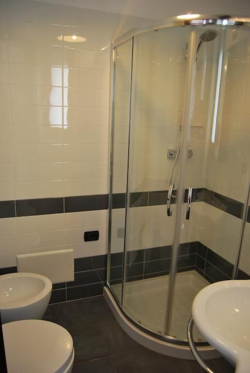 Double or Twin Room, Balcony | Bathroom | Shower, hair dryer, bidet, towels