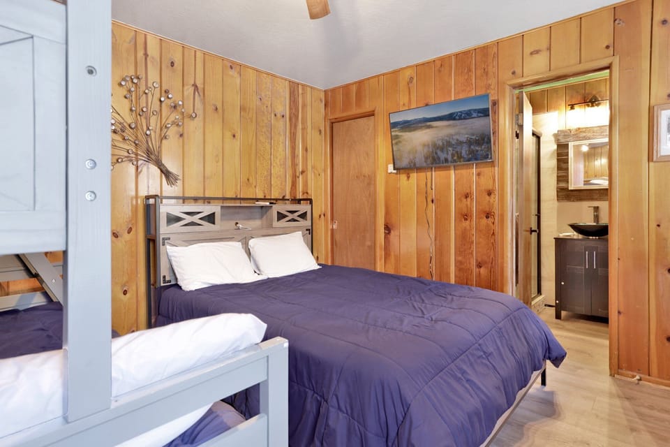 Cabin, Multiple Beds, Patio, Mountain View (109) | 2 bedrooms, individually decorated, individually furnished, bed sheets