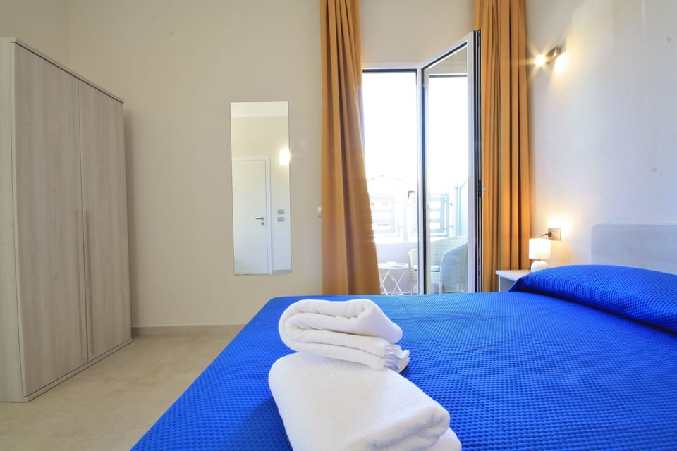 Double Room | Minibar, in-room safe, desk, blackout drapes