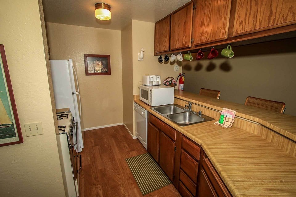 Condo, 2 Queen Beds, Hot Tub, Partial Sea View (1417) | Private kitchen