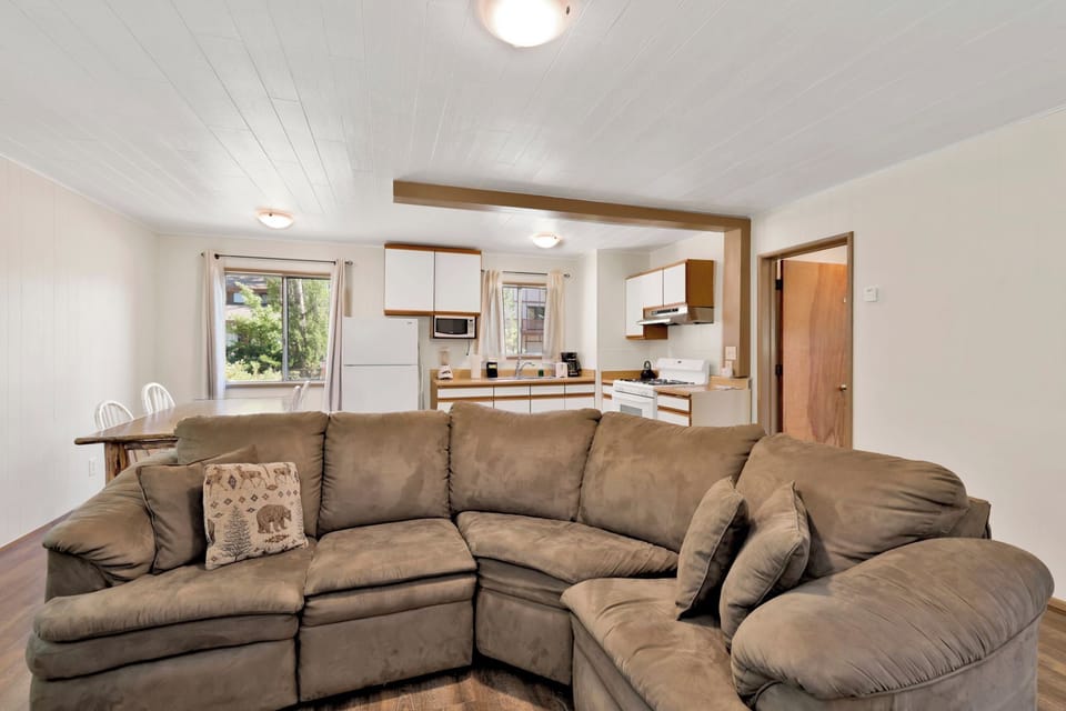 Cabin, Multiple Beds, Patio, Mountain View (111) | Living area