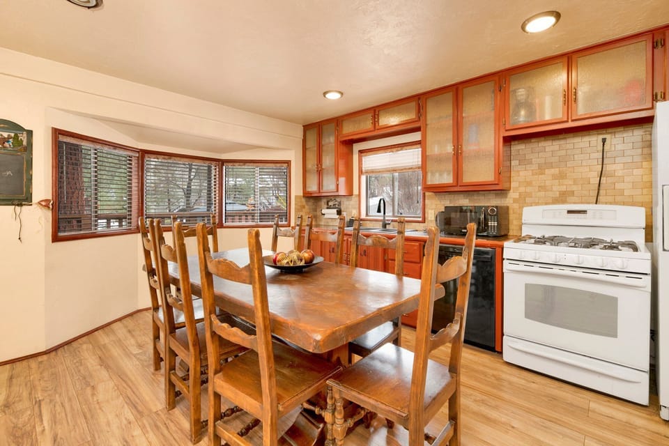House, Multiple Beds, Hot Tub, Mountain View (2244) | Private kitchen