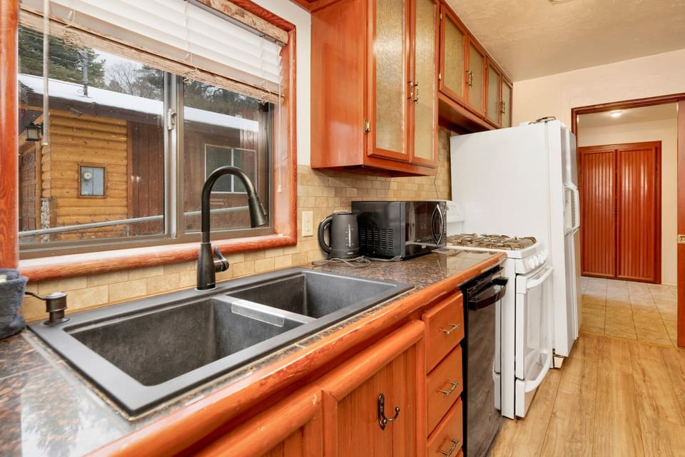 House, Multiple Beds, Hot Tub, Mountain View (2244) | Private kitchen