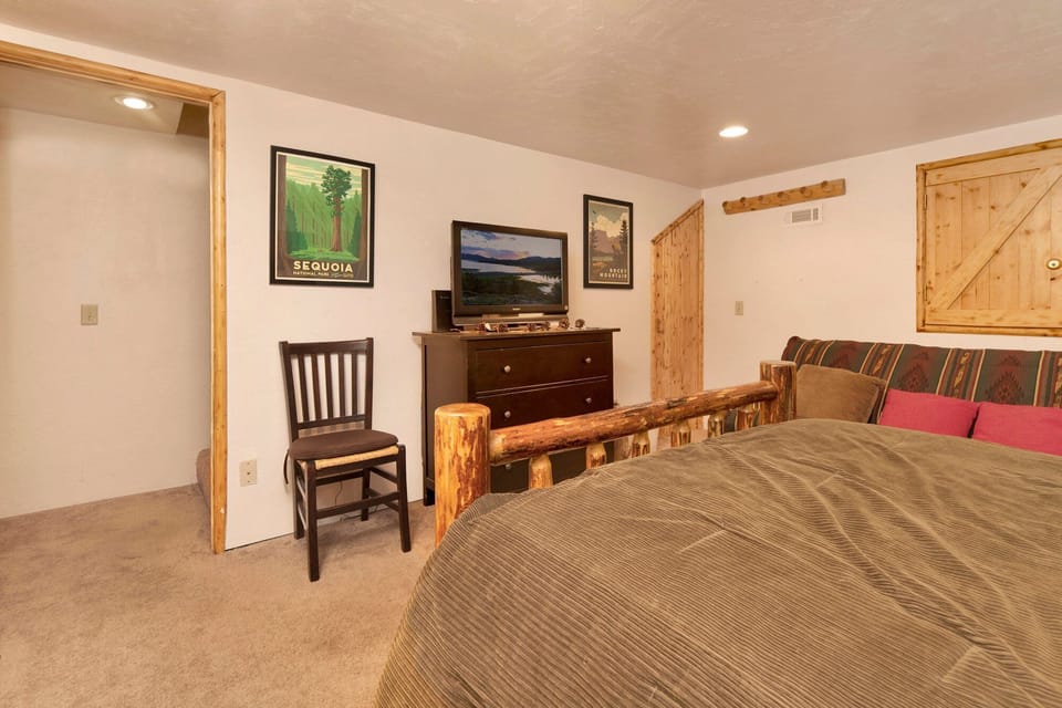 House, Multiple Beds, Hot Tub, Mountain View (2244) | 4 bedrooms, individually decorated, individually furnished, bed sheets