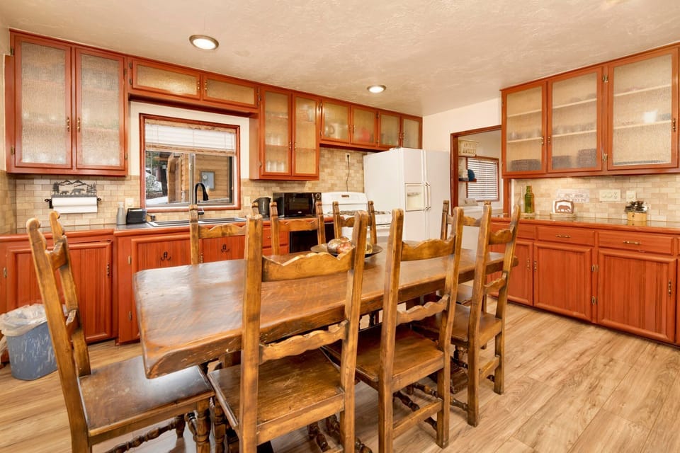 House, Multiple Beds, Hot Tub, Mountain View (2244) | 4 bedrooms, individually decorated, individually furnished, bed sheets