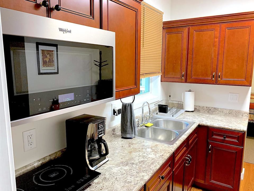 1. The Clematis Room | Private kitchen | Fridge, microwave, oven, stovetop
