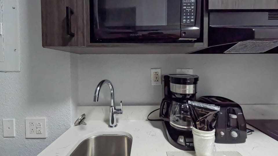 Coffee/tea maker, fridge, microwave, stovetop