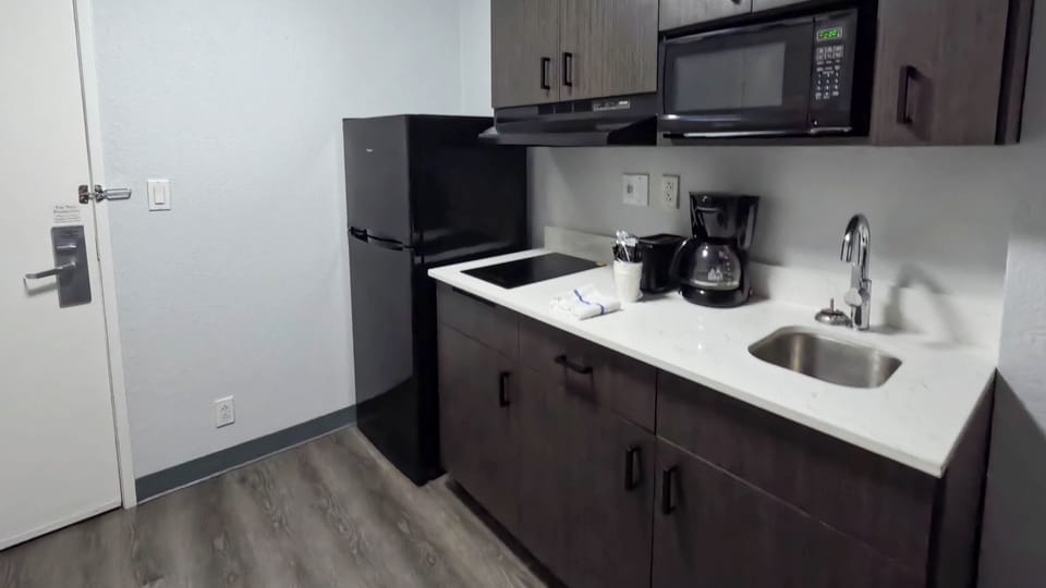 Coffee/tea maker, fridge, microwave, stovetop