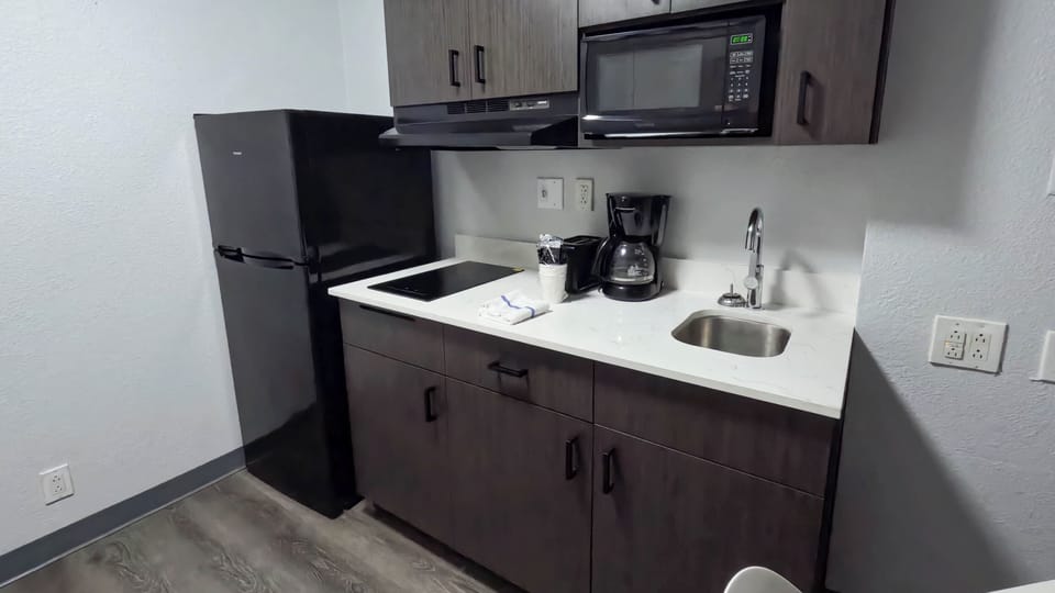 Coffee/tea maker, fridge, microwave, stovetop