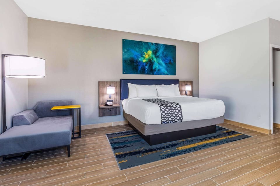 Basic Room, 1 King Bed, Accessible, Non Smoking (Mobility/Hearing Impaired) | Pillowtop beds, desk, laptop workspace, blackout drapes
