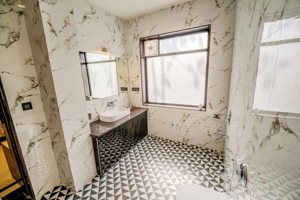 Signature Double Room | Bathroom | Shower, free toiletries, slippers, towels
