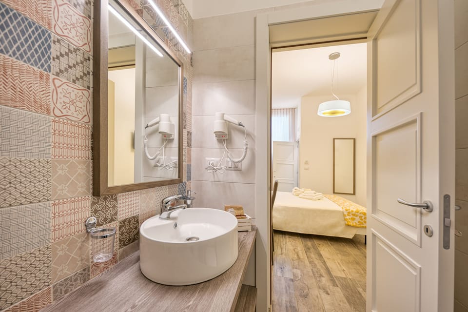 Economy Double Room (Licea) | Bathroom | Shower, rainfall showerhead, free toiletries, hair dryer