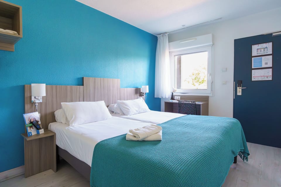 Standard Twin Room | Desk, blackout drapes, soundproofing, iron/ironing board