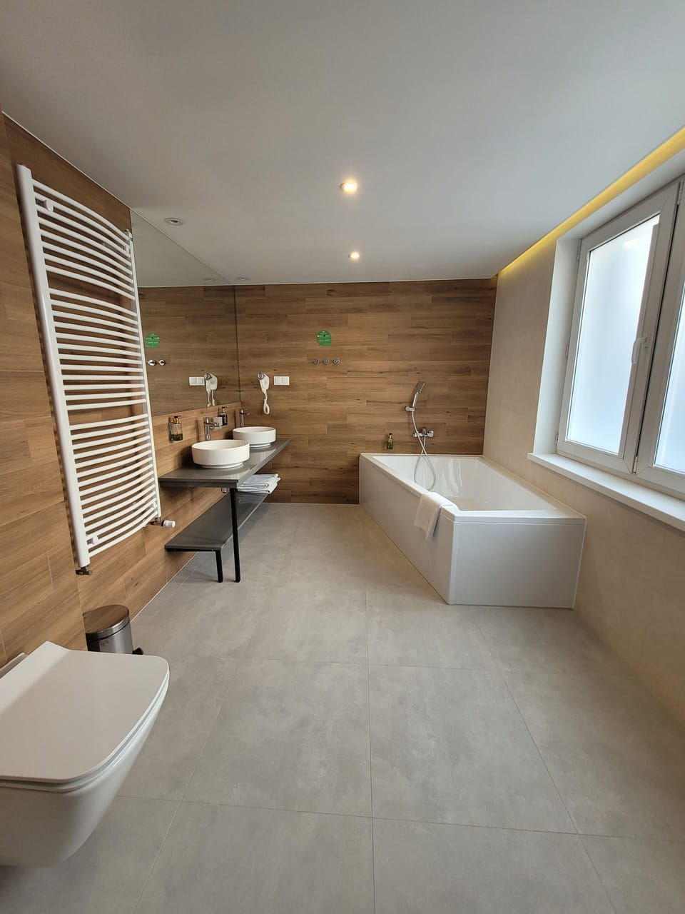Deluxe Double Room, Bathtub | Bathroom | Combined shower/tub, free toiletries, hair dryer, towels