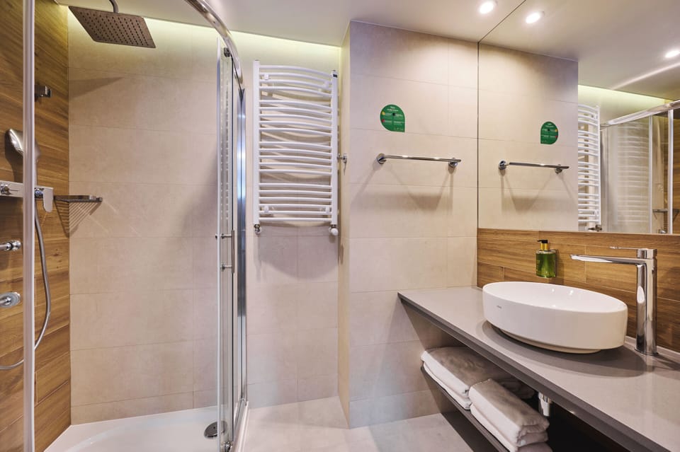 Combined shower/tub, free toiletries, hair dryer, towels