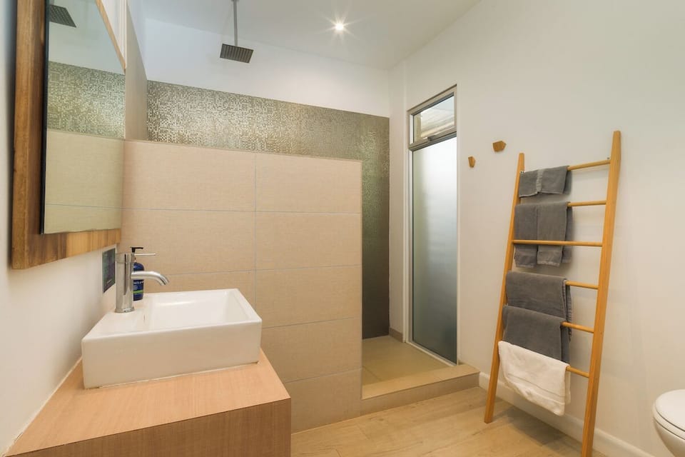 Premier Room, 1 King Bed, Pool View | Bathroom | Shower, free toiletries, hair dryer, towels