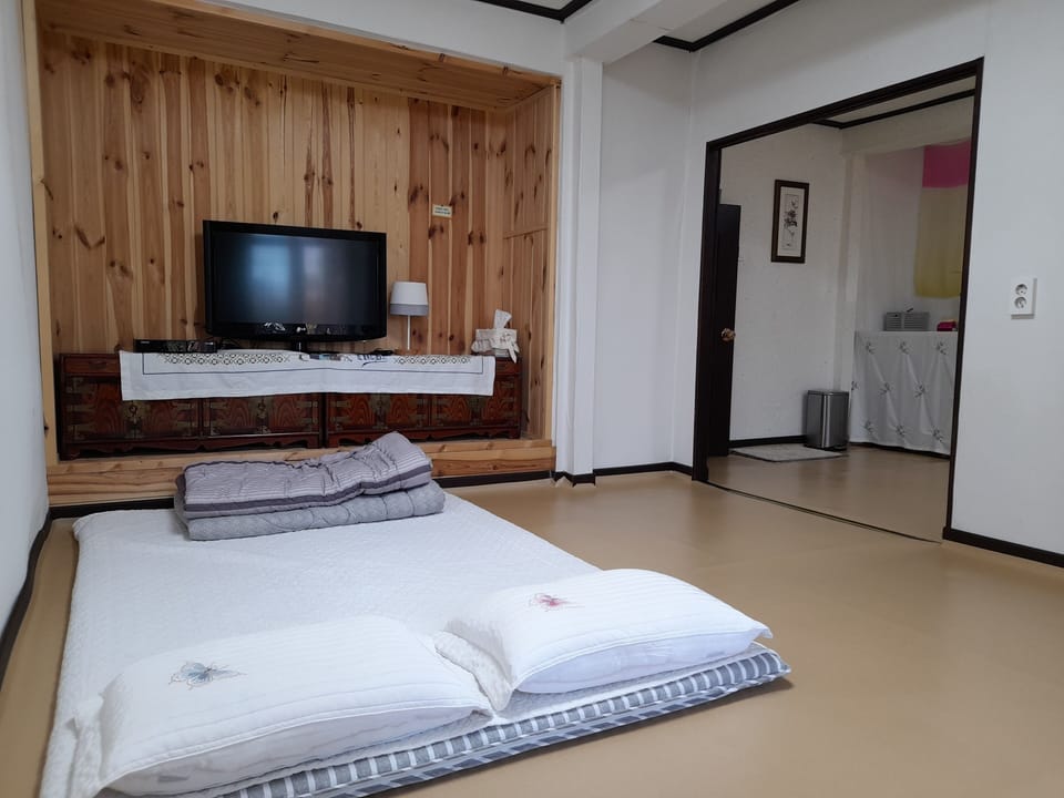 Anche A (Deluxe Room) | Individually decorated, individually furnished, desk, laptop workspace