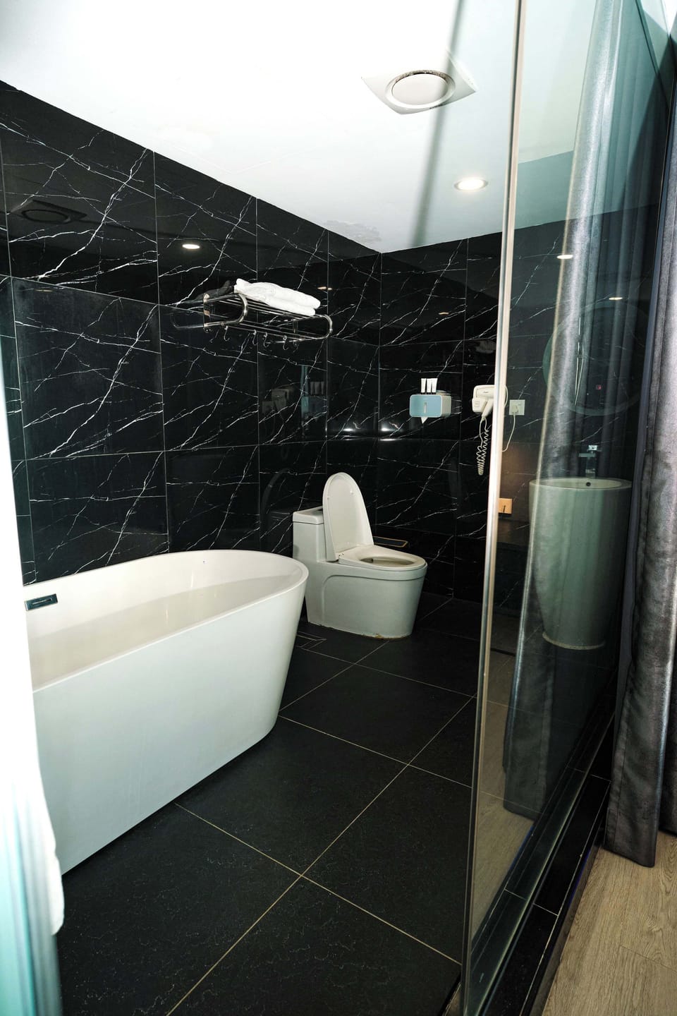 Deluxe Double Room | Bathroom | Shower, free toiletries, hair dryer, bathrobes
