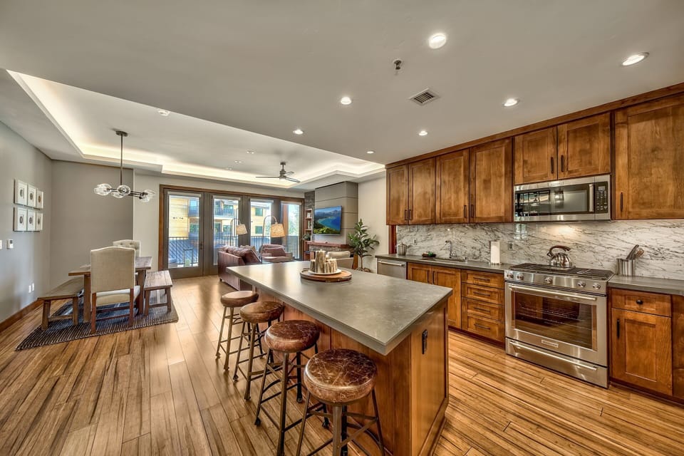 Condo, 3 Bedrooms | Private kitchen | Fridge, oven, coffee/tea maker, toaster