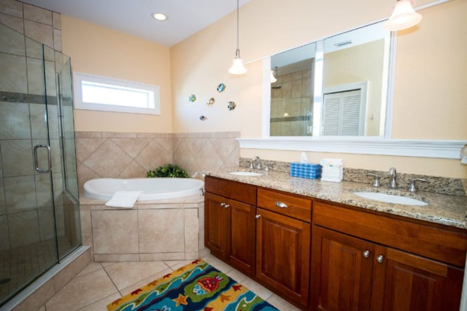 102 6th St S- Upstairs 3 Bedroom Home by RedAwning Apartment in Bradenton Beach