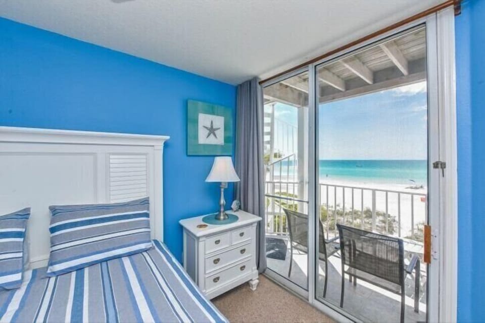 Gulf Breeze B 2 Bedroom Condo by RedAwning Apartment in Bradenton Beach