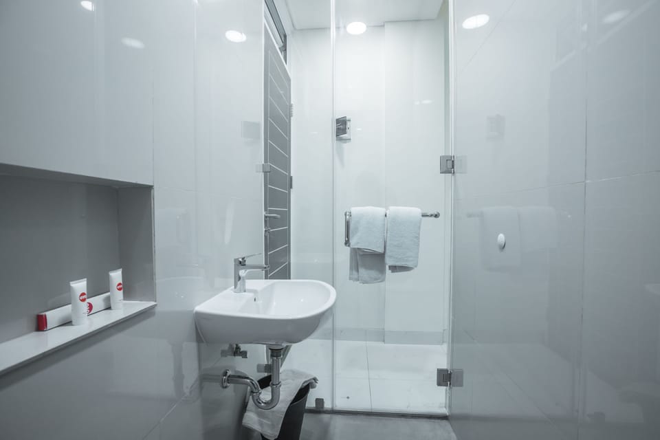 Deluxe Double Room | Bathroom | Shower, towels