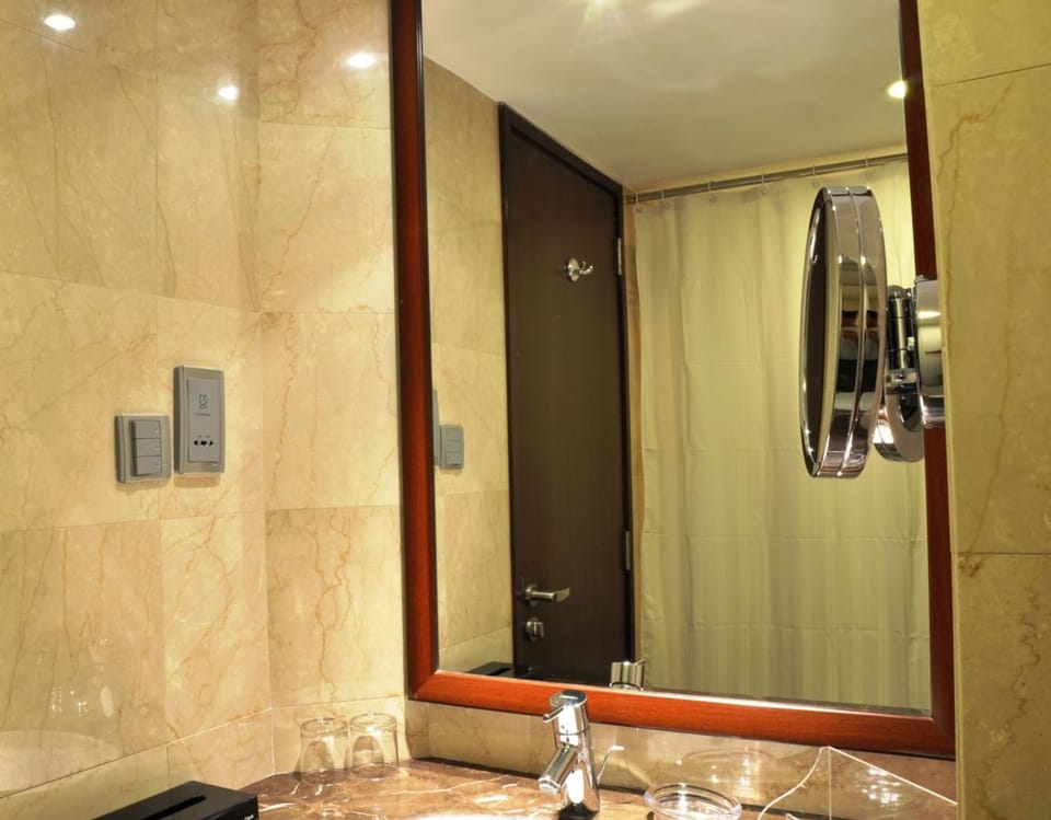 Executive Double or Twin Room | Bathroom | Combined shower/tub, deep soaking tub, rainfall showerhead