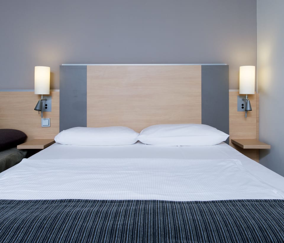 Hypo-allergenic bedding, in-room safe, desk, laptop workspace