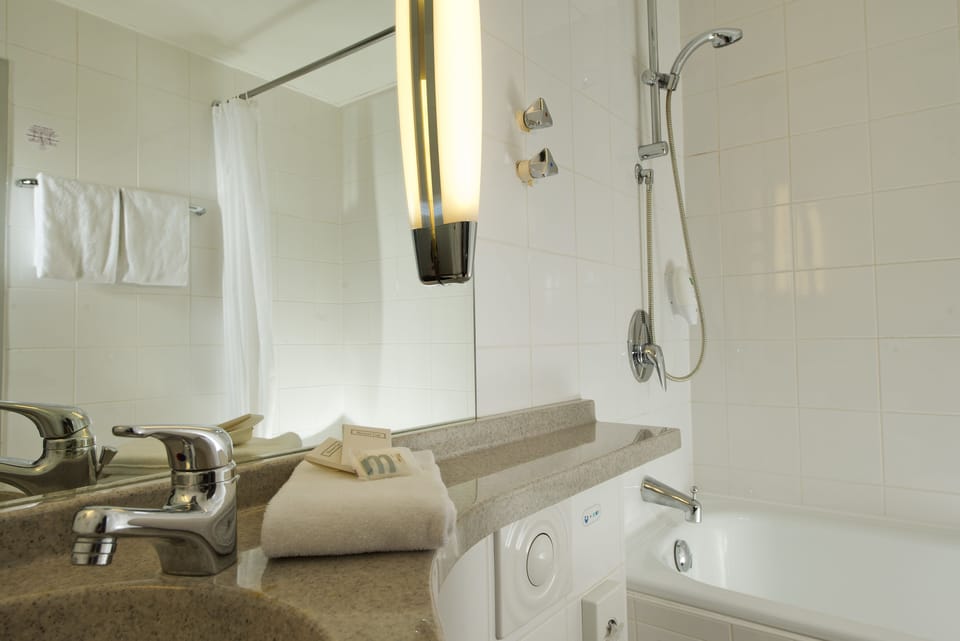 Hydromassage showerhead, eco-friendly toiletries, hair dryer, towels