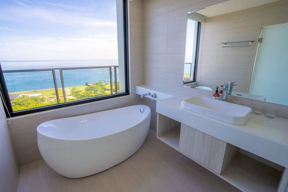 Superior Suite with Sea View | Bathroom | Hair dryer, slippers, towels, shampoo