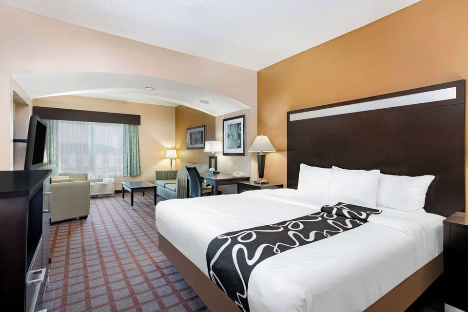 Deluxe Room, 1 King Bed, Non Smoking | Pillowtop beds, desk, iron/ironing board, free WiFi