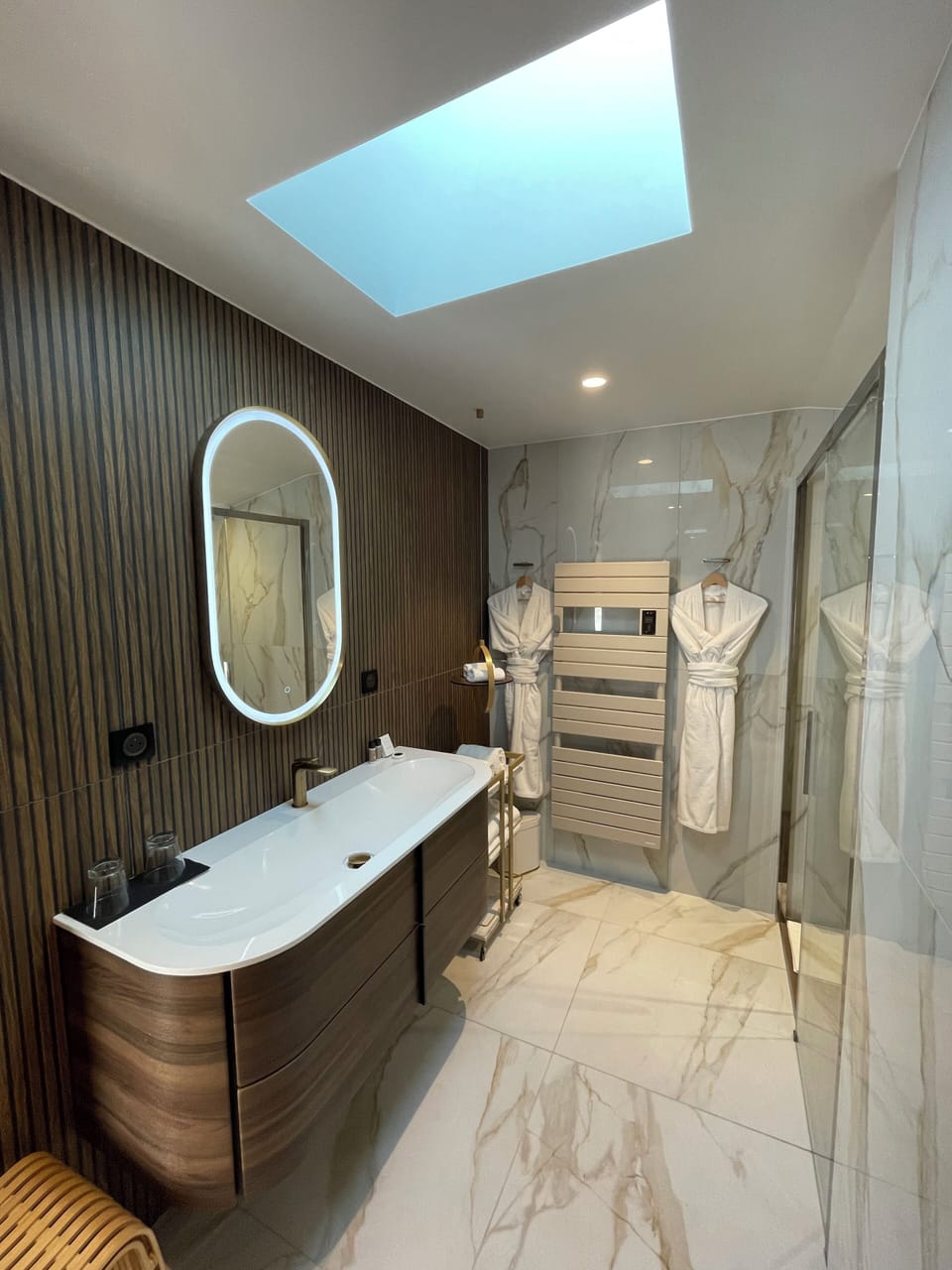 Deluxe Studio | Bathroom | Free toiletries, hair dryer, bathrobes, slippers