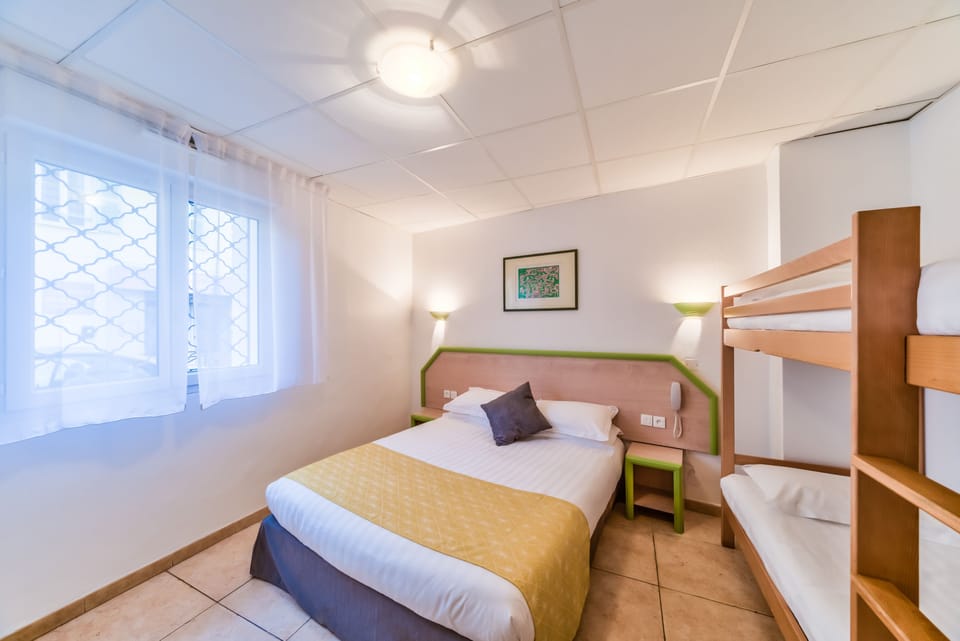 Family Room (2 adultes + 2 enfants) | In-room safe, individually furnished, desk, blackout drapes