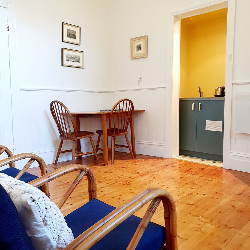 Queen Room 18 (Guesthouse) | In-room dining